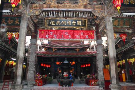 明朝万历年间兴建的鹿港天后宫正殿为闽南重檐歇山式建筑