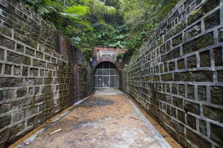 刘铭传隧道南口外观以红砖砌成，有刘铭传的题字“旷宇天开”