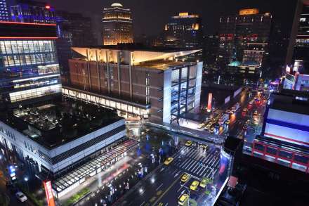 台北都会区繁华的台北市信义商圈，台北都会区是全省最大的都会区
