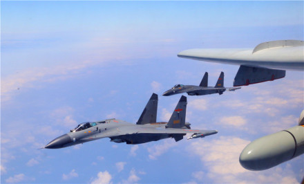 人民空军轰-6K等多型战机执行“绕岛巡航”任务