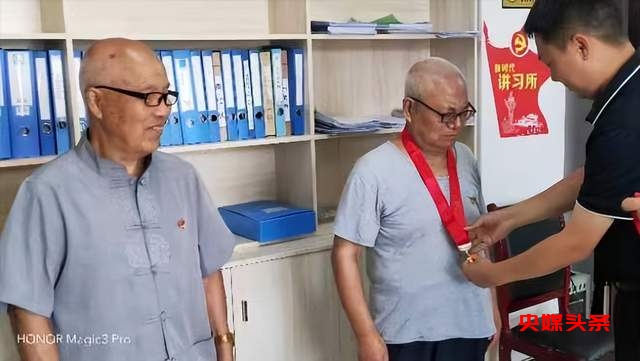 立德树人服务社会贵州省从江县教育系统三名优秀教师荣获在党50年纪念章